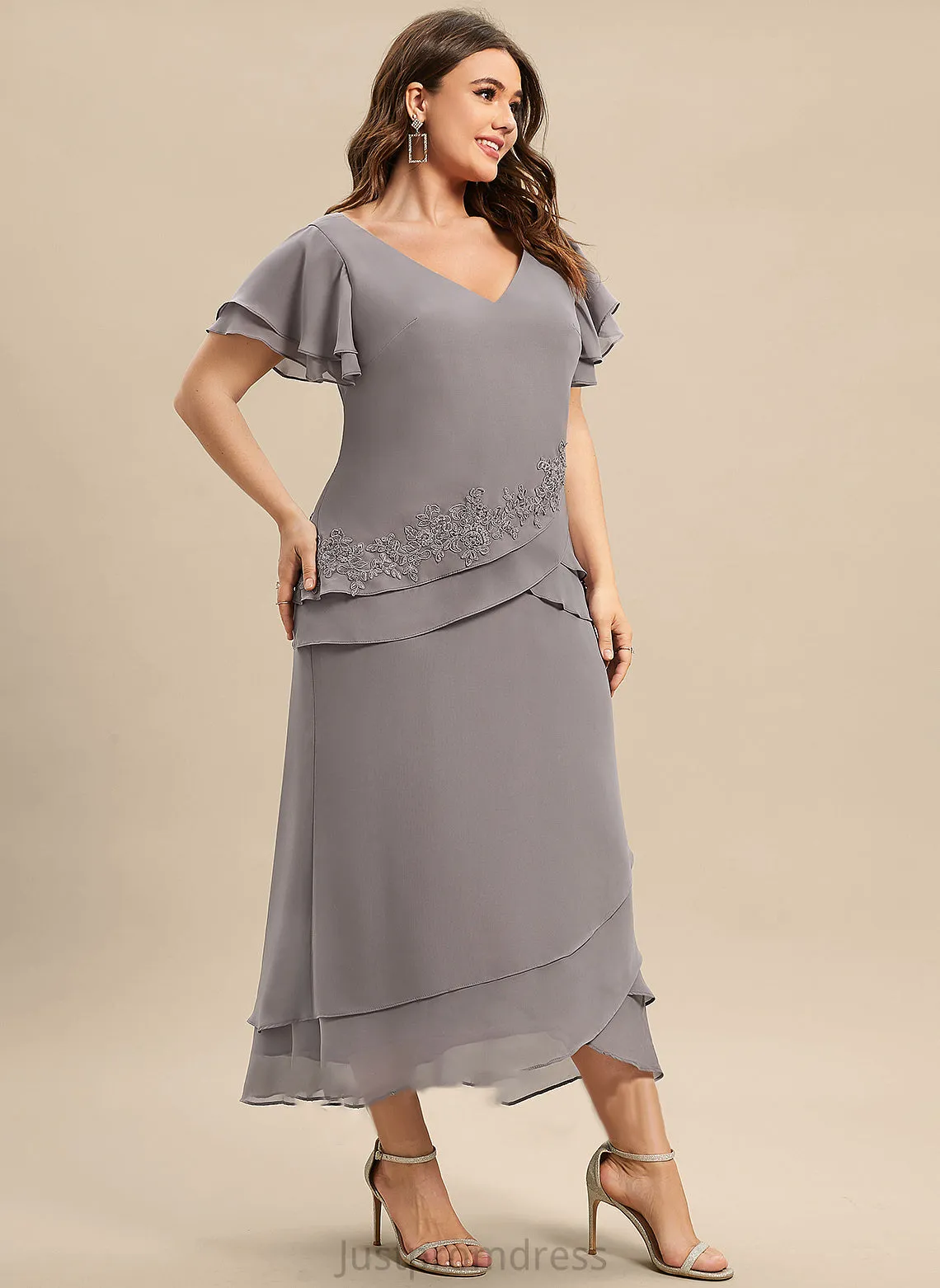 Asymmetrical Chiffon Cascading of the Mother of the Bride Dresses With Dress V-neck Sheath/Column Lace Bride Ruffles Mother Appliques Luciana