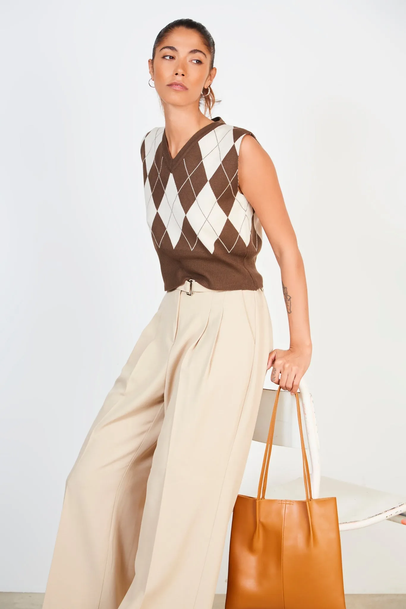 Beige pleated long belted trousers