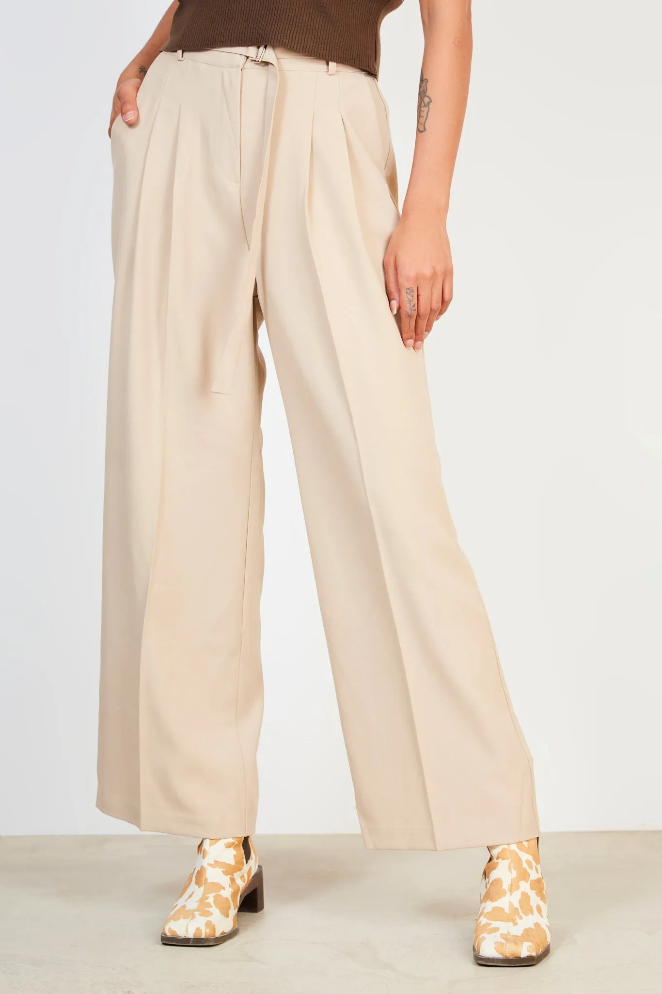 Beige pleated long belted trousers