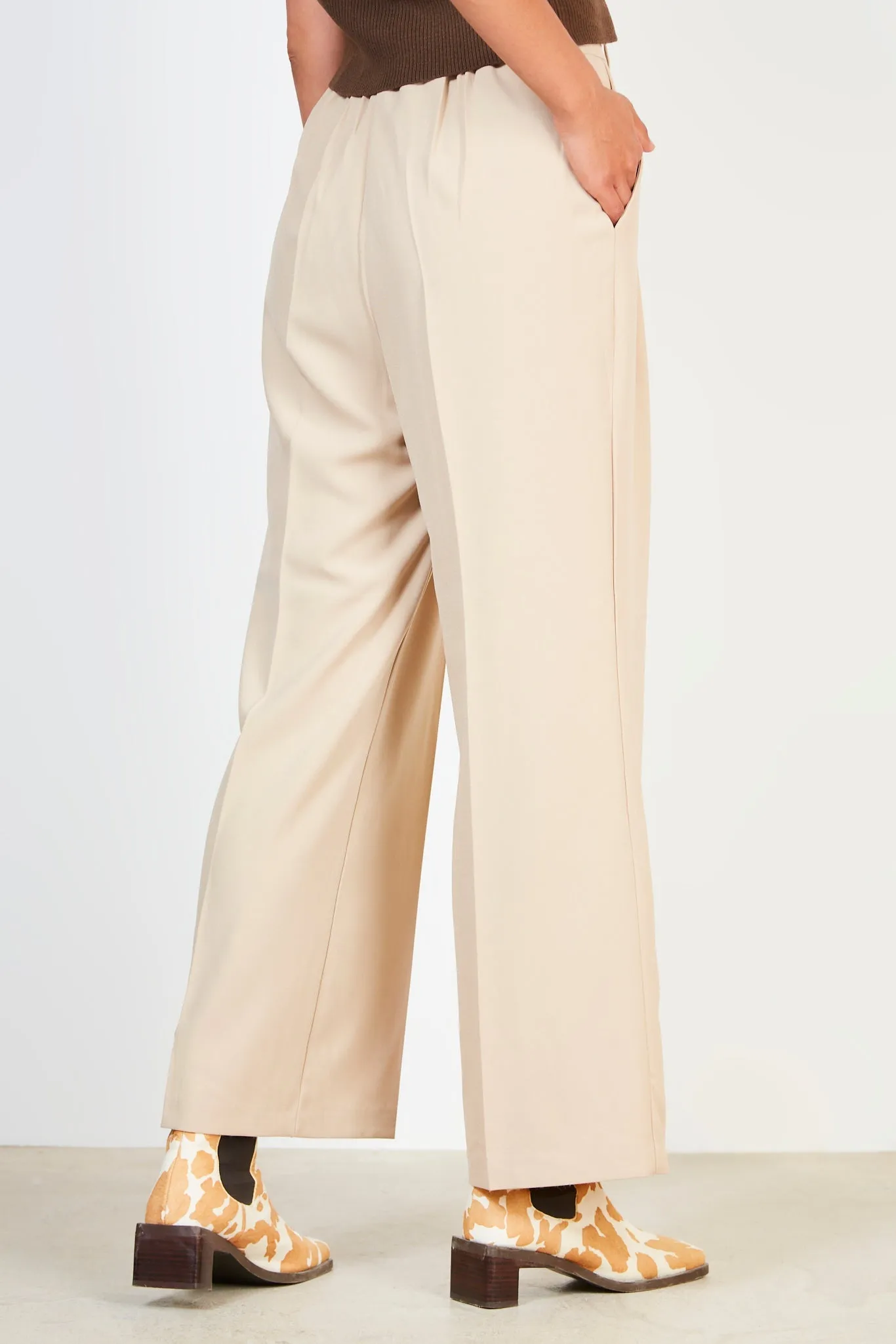 Beige pleated long belted trousers