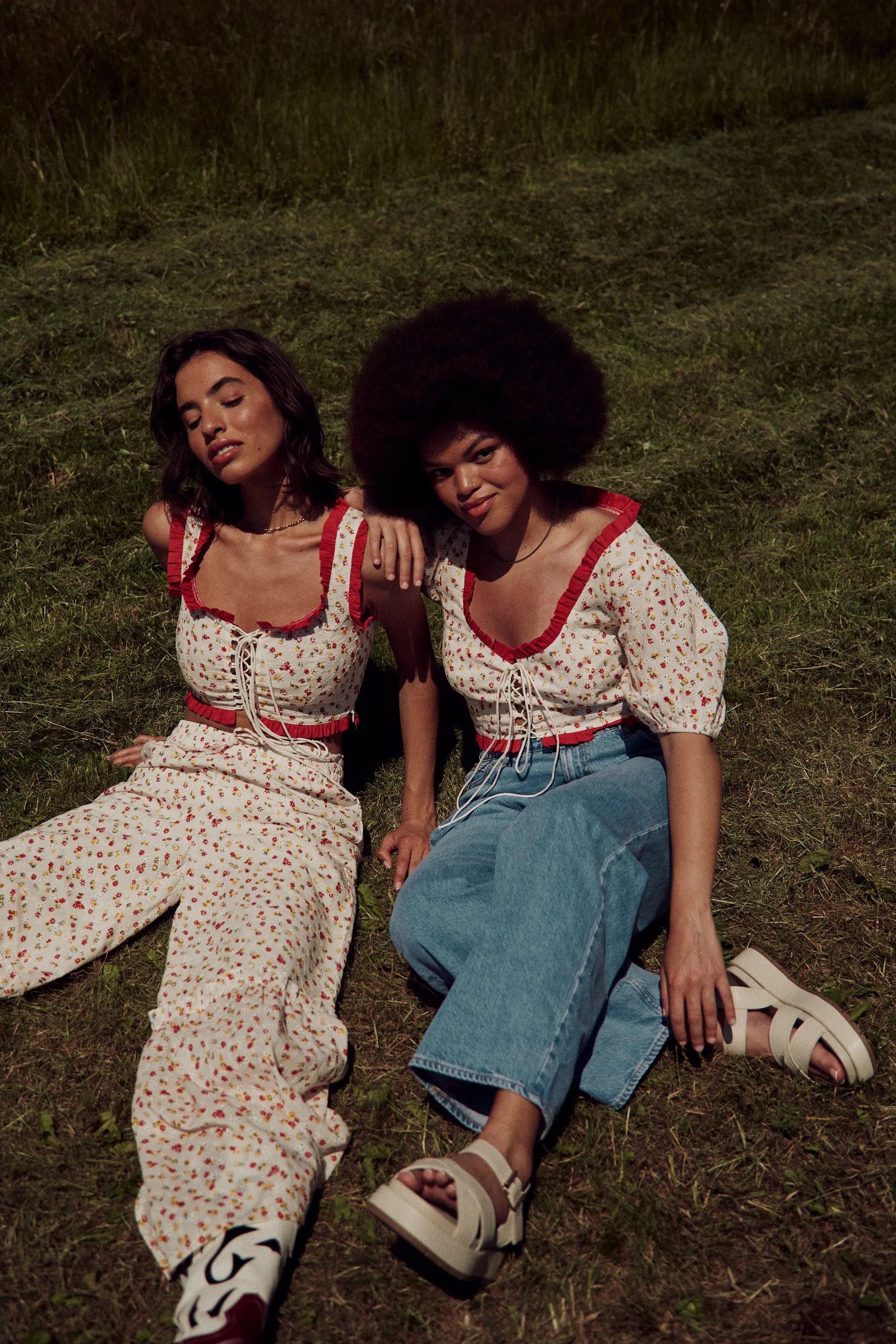 Erasable Surface Coating MinimalistSilhouette Blossom Broderie Corset Top - Curve