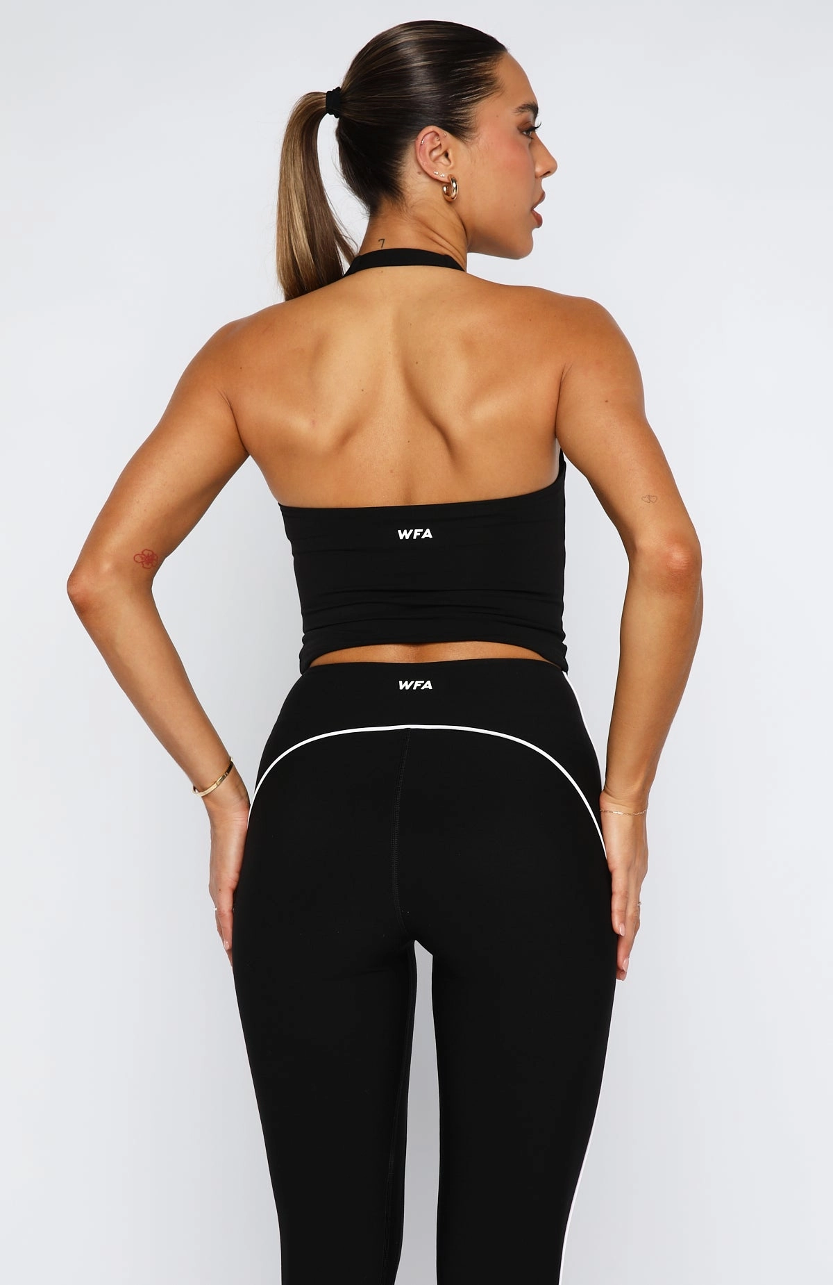 Conquer Crop Black/White LightweightLayeringSystem