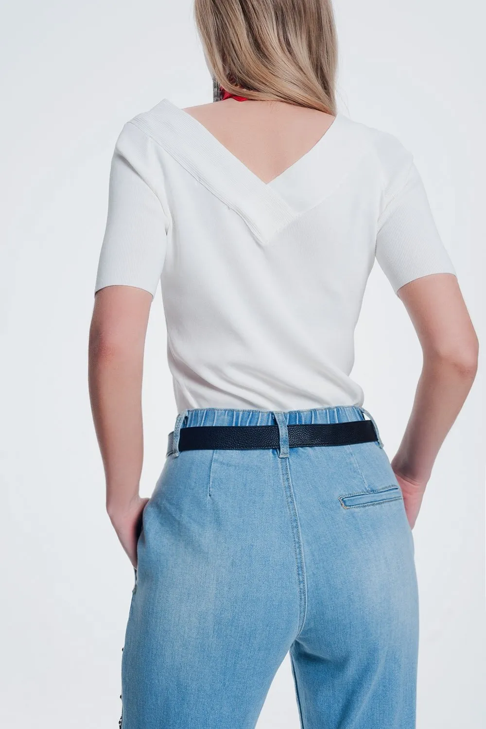 Cream Sweater With v Neck and Short Sleeves