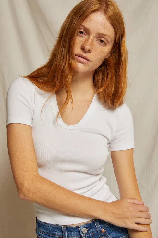 Avril Tee Minimalist purity Cozy Fit Design