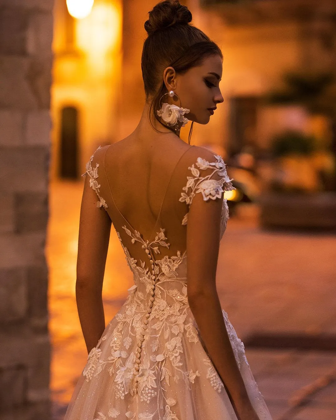 Elegant Long A-Line Bateau Appliques Lace Backless Sequins Wedding Dress