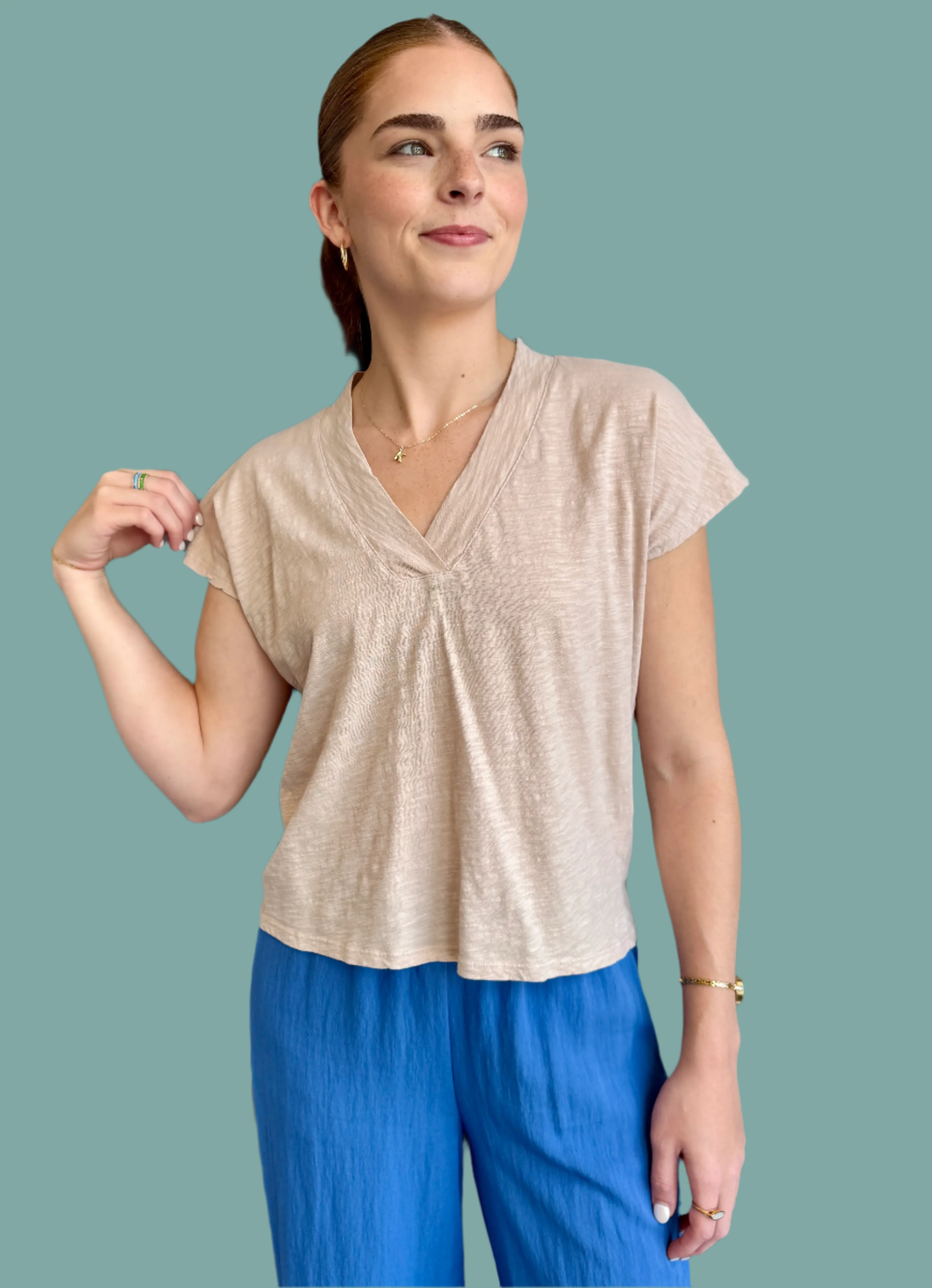 ButtonlessClosure Sleeveless V Tee