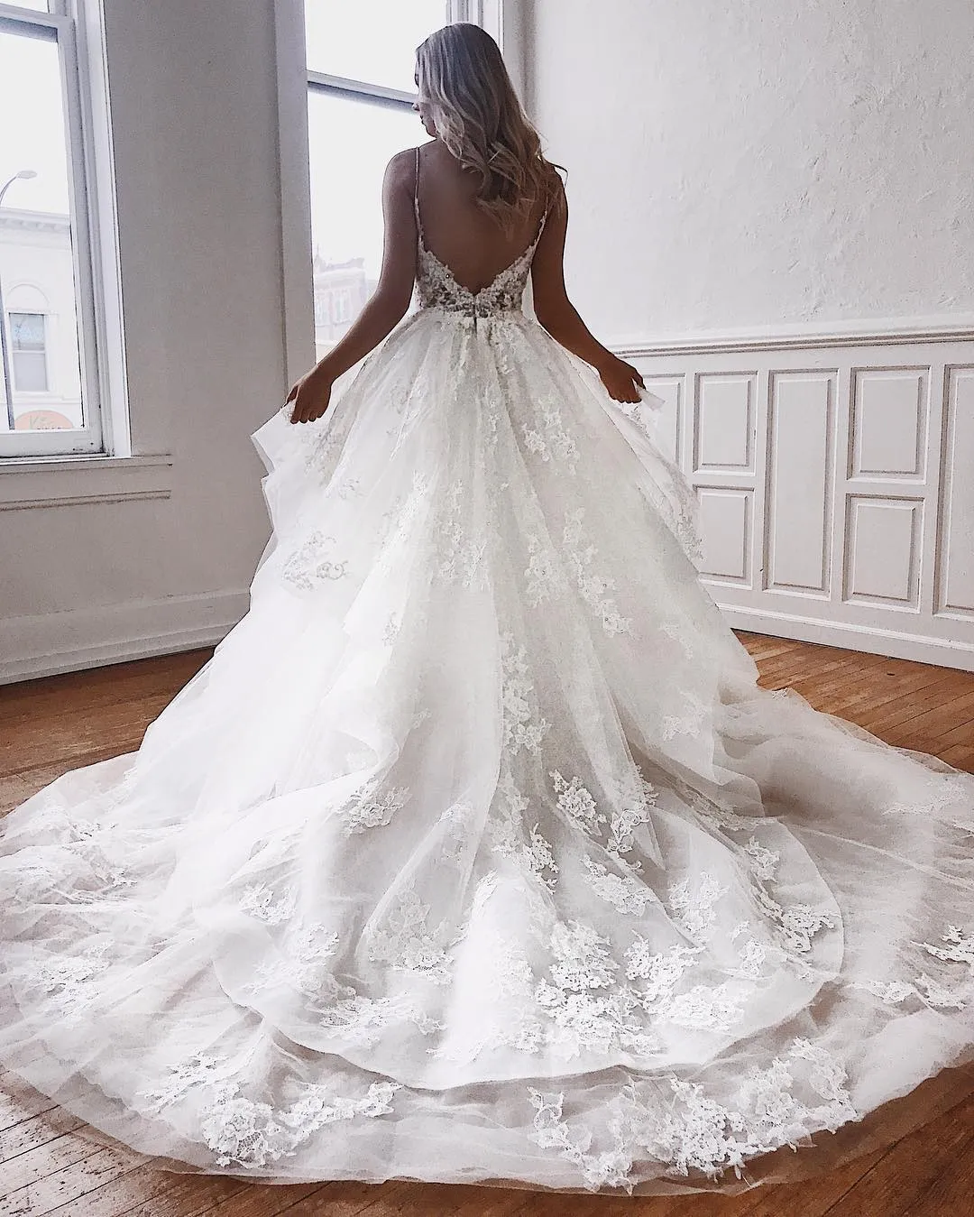 Glamorous Long A-Line Spaghetti-Straps Lace Appliques Wedding Dresses
