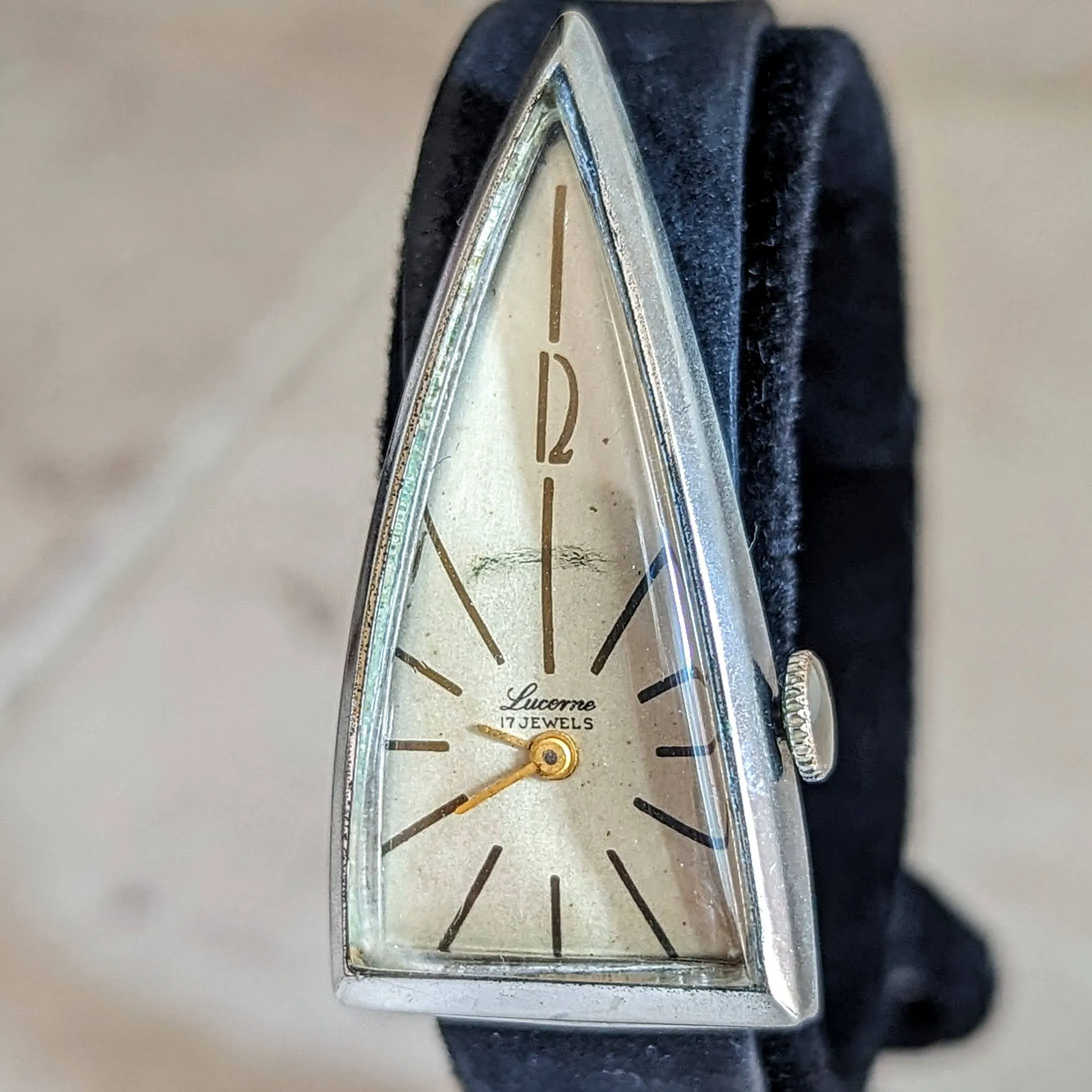 LUCERNE “A Parabolic Watch” 17 Jewels Triangle Wristwatch Swiss Made