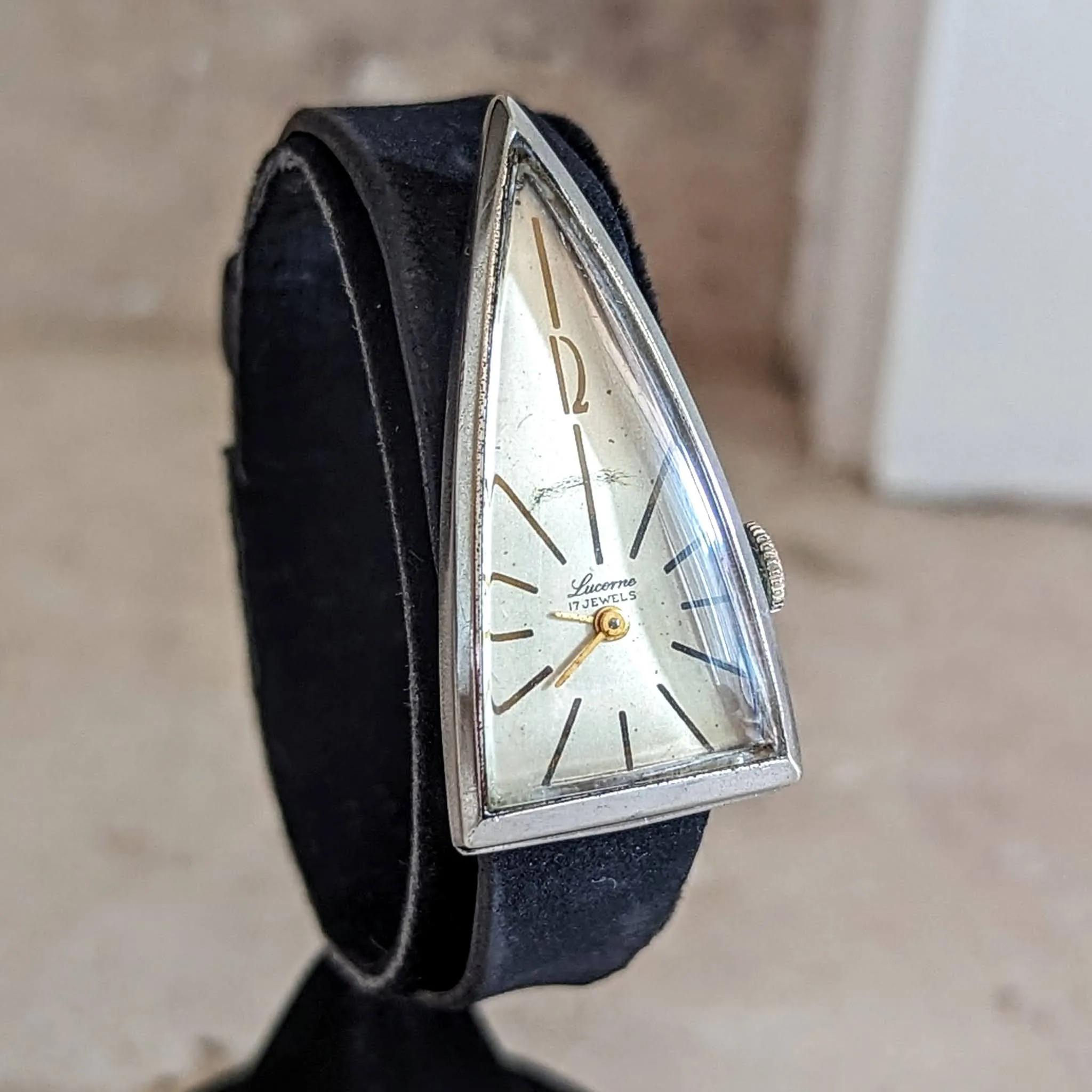 LUCERNE “A Parabolic Watch” 17 Jewels Triangle Wristwatch Swiss Made