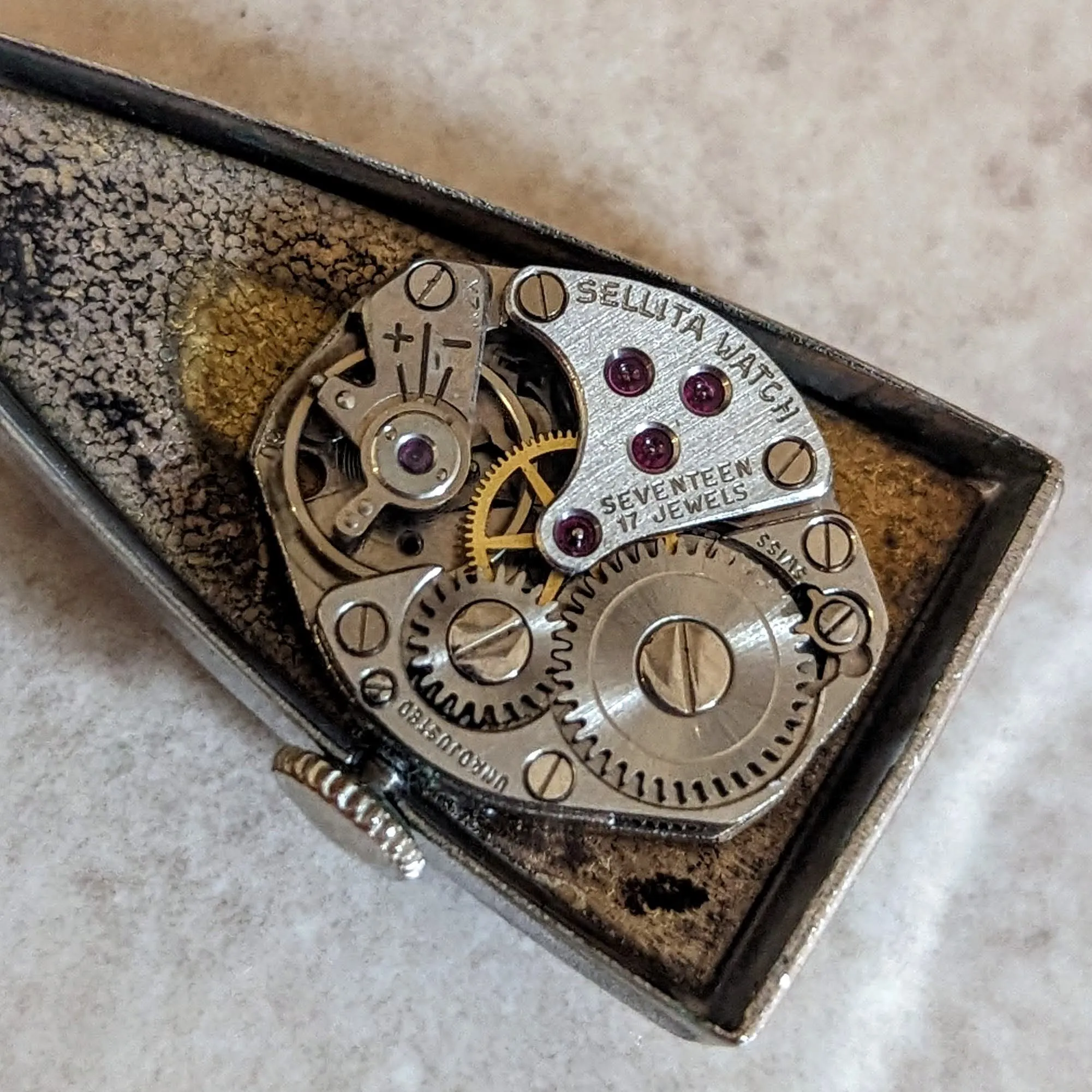LUCERNE “A Parabolic Watch” 17 Jewels Triangle Wristwatch Swiss Made