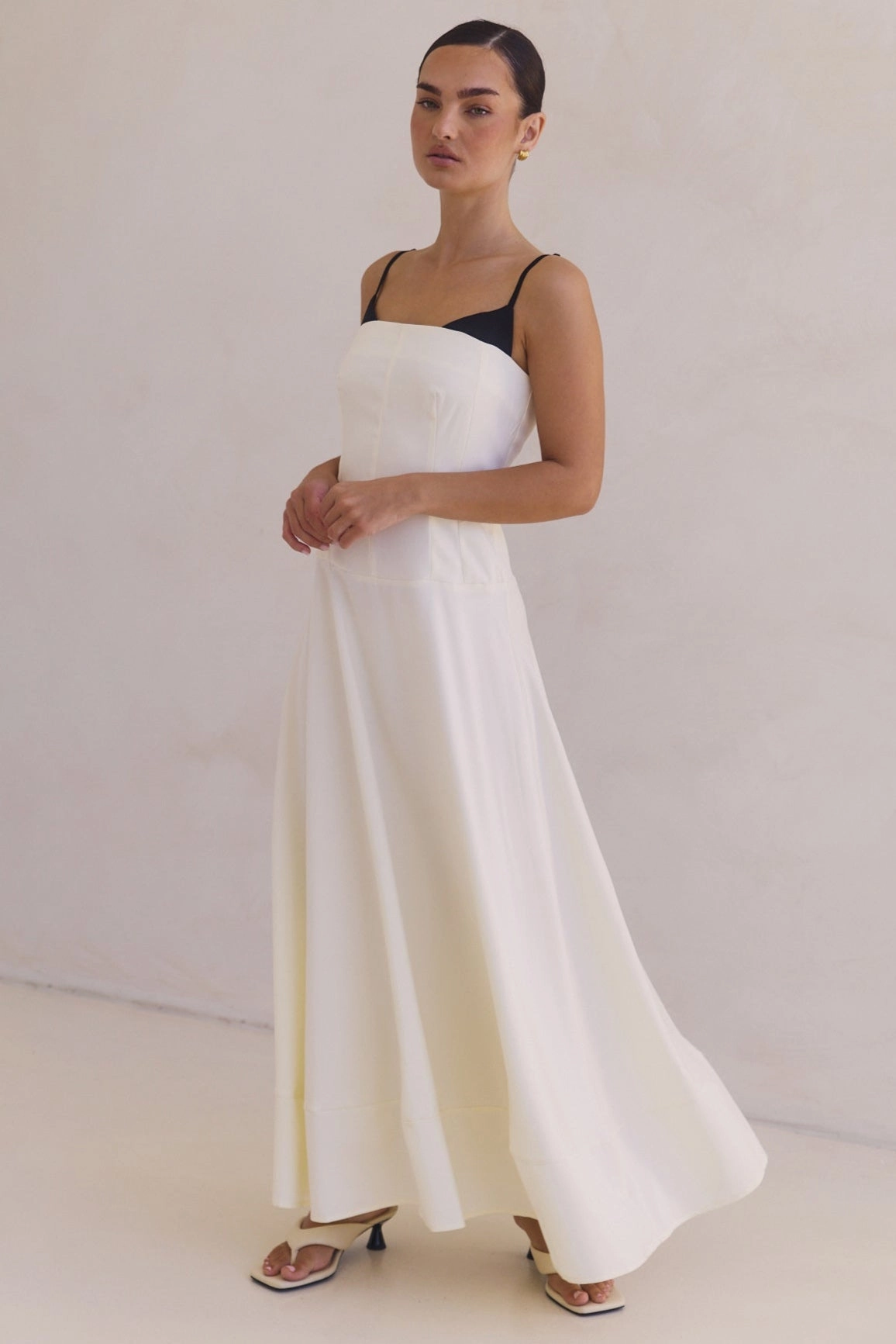 Soft touch evening dress Textured Flow Madelyn Maxi Dress (Cream)