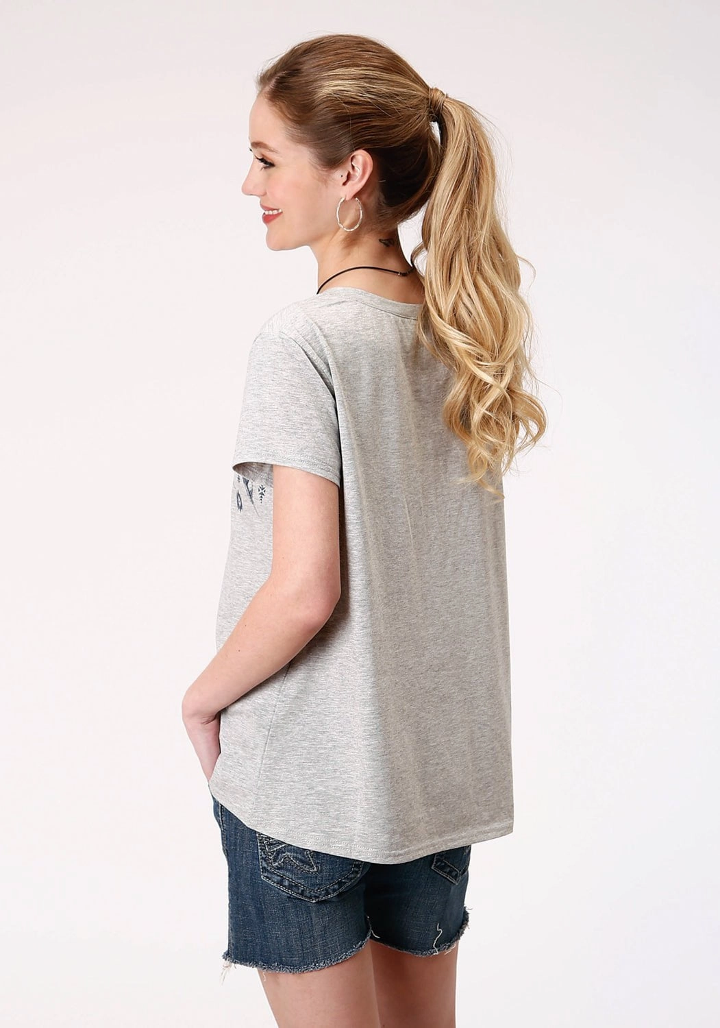 Relaxed Silhouette Roper Womens Grey Poly/Rayon Feathers S/S V-Neck T-Shirt