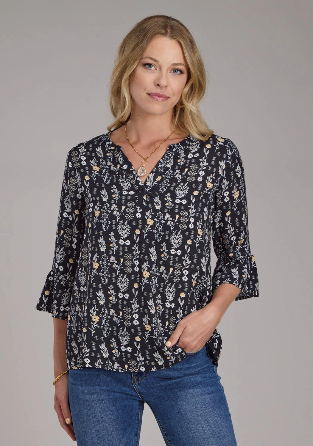 Elegant Finish High-End Finish Roper Womens Vintage Floral Print Black/White 100% Rayon S/S Tunic