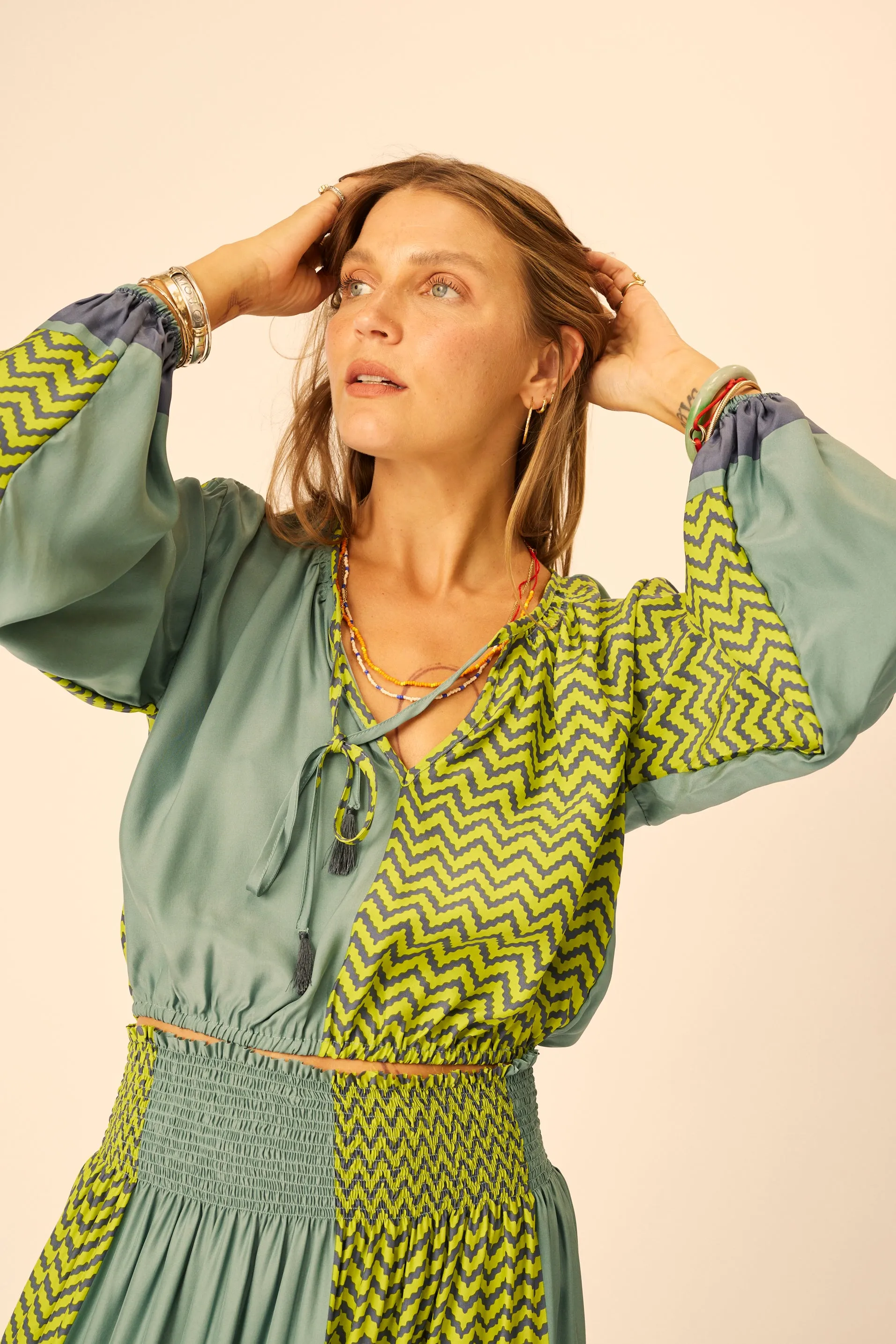 AMELIA TOP Flexible Neckline Fashion Statement