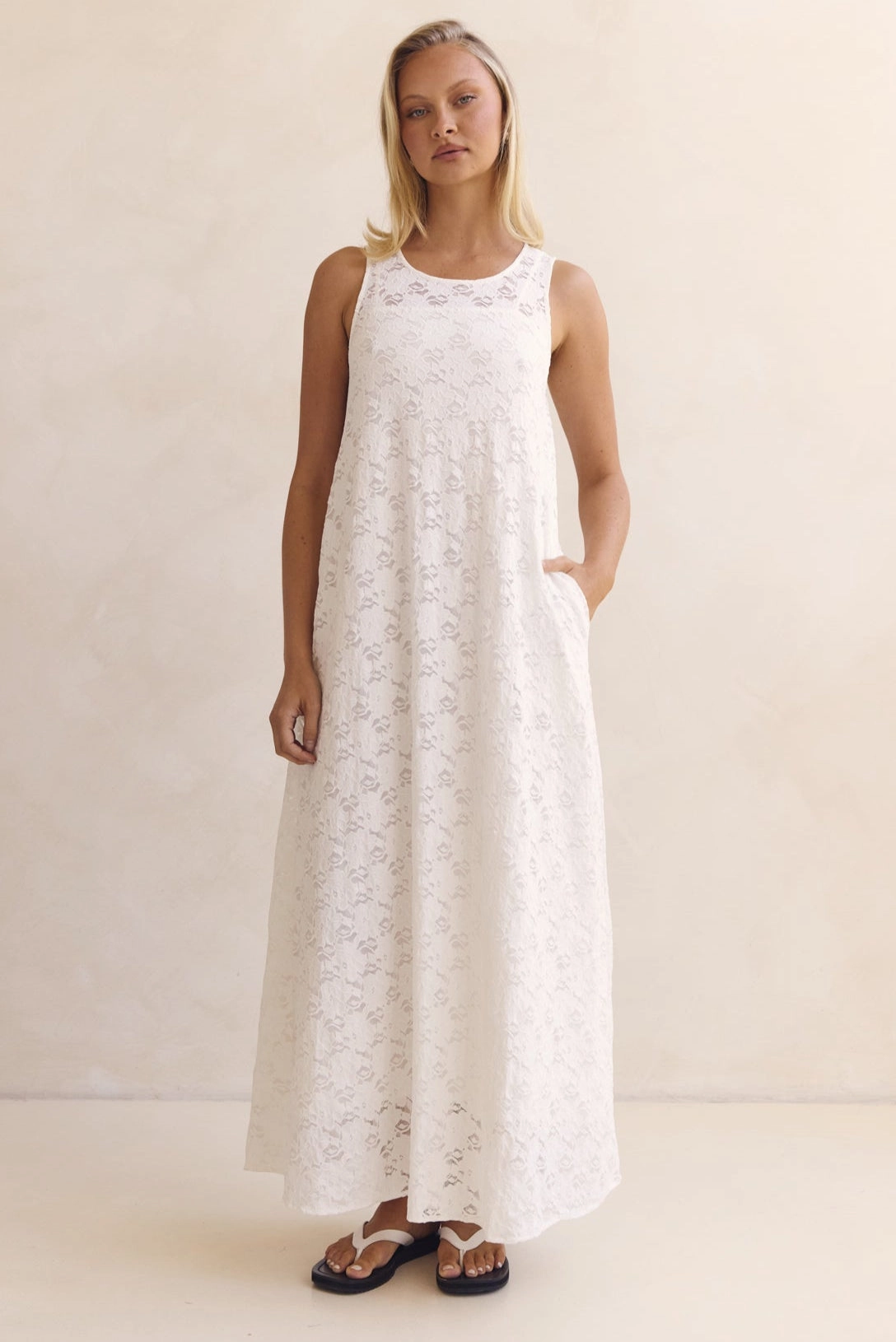 retro-style soft look Isabel Lace Maxi Dress (White)