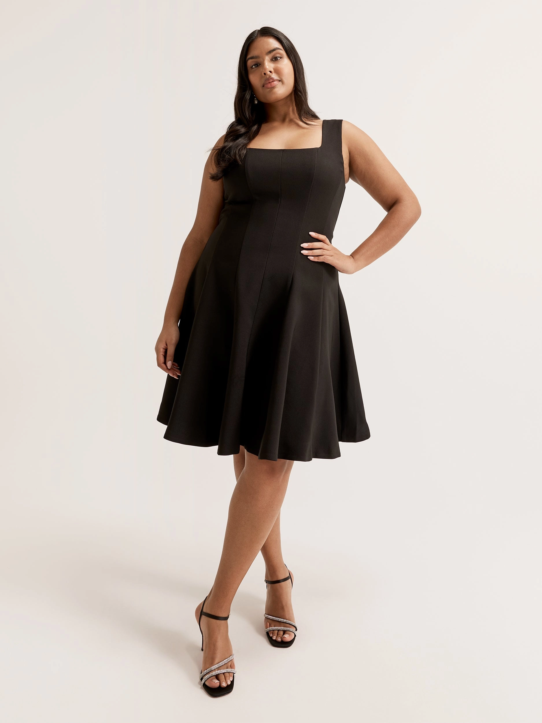 Barcelona Flippy Dress Year Rounder Clean Outline