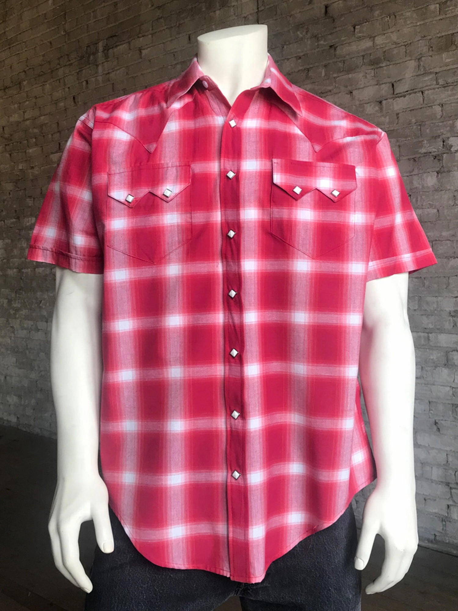 Go-To Look Low Profile Pocket Design Rockmount Mens Red 100% Cotton Shadow Plaid Western S/S Shirt